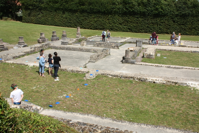 Cluedo géant sur le site de la Maison au Grand Péristyle Vieux la