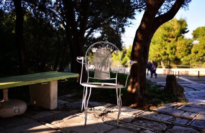 DISJUNCTION 4 Armchair chained on a bench close to the Acropolis