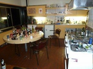 Les restes d'une légendaire Erasmus "kitchen party". Attention au choc émotionnel (et non plus culturel) le lendemain!