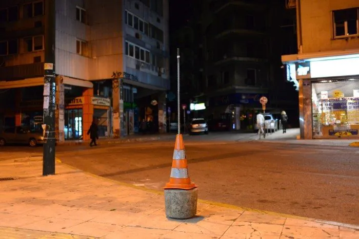 Un cône de chantier devant un kiosque square Kaniggos