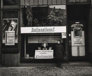 mara-vishniac-pose-pour-son-pere-en-1933-roman-vishniac