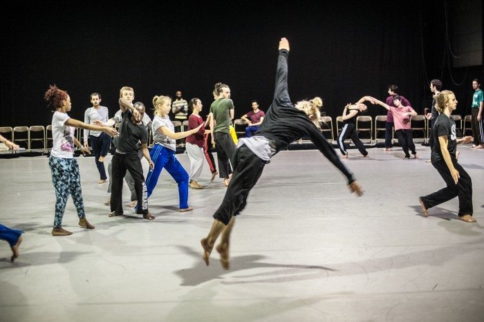 performance des élèves de PARTS photo Bart Grietensbd