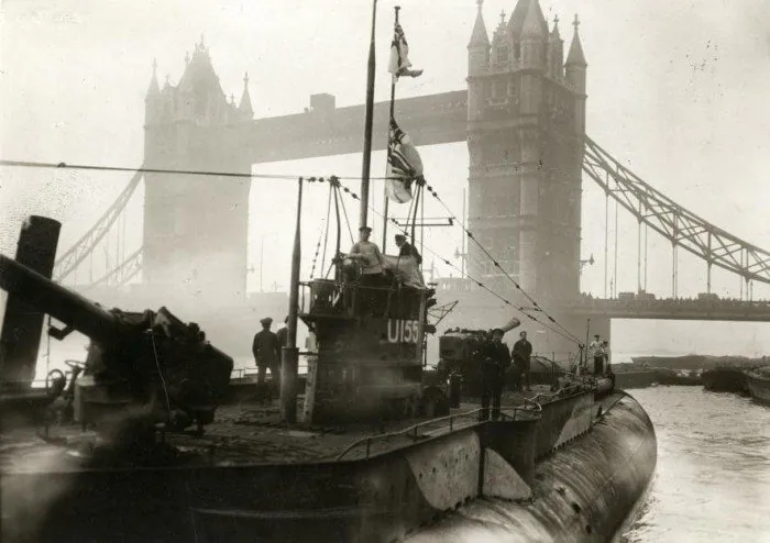 Le sous-marin U115 devant le Tower Bridge