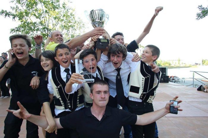 Jeunes sonneurs fous de joie à l'annonce de leur place de champions