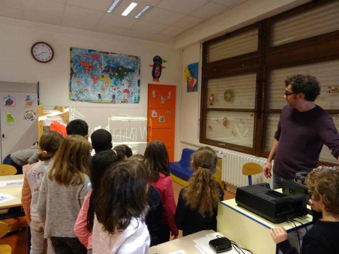 VITRINE EN COURS ET ECOLE ELEMENTAIRE MOULIN DU COMTE