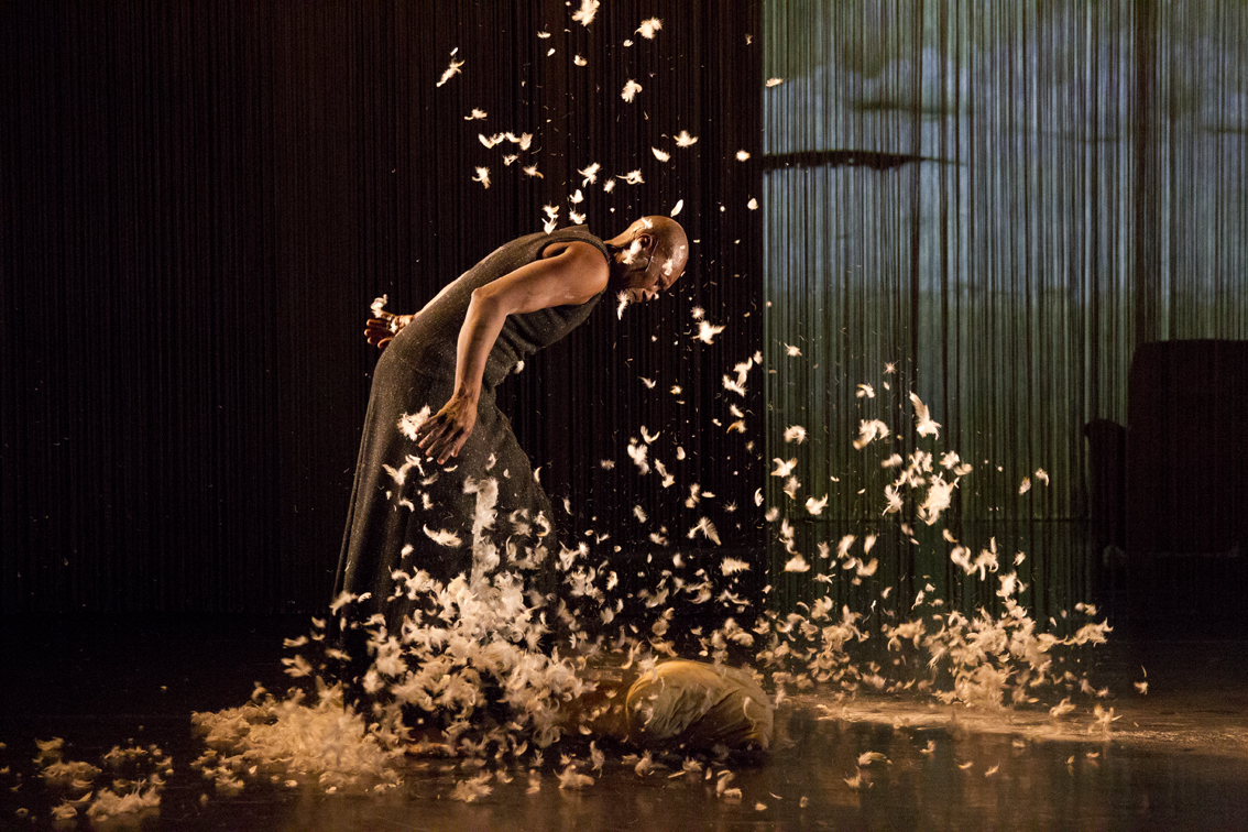 germaine acogny a un endroit du debut