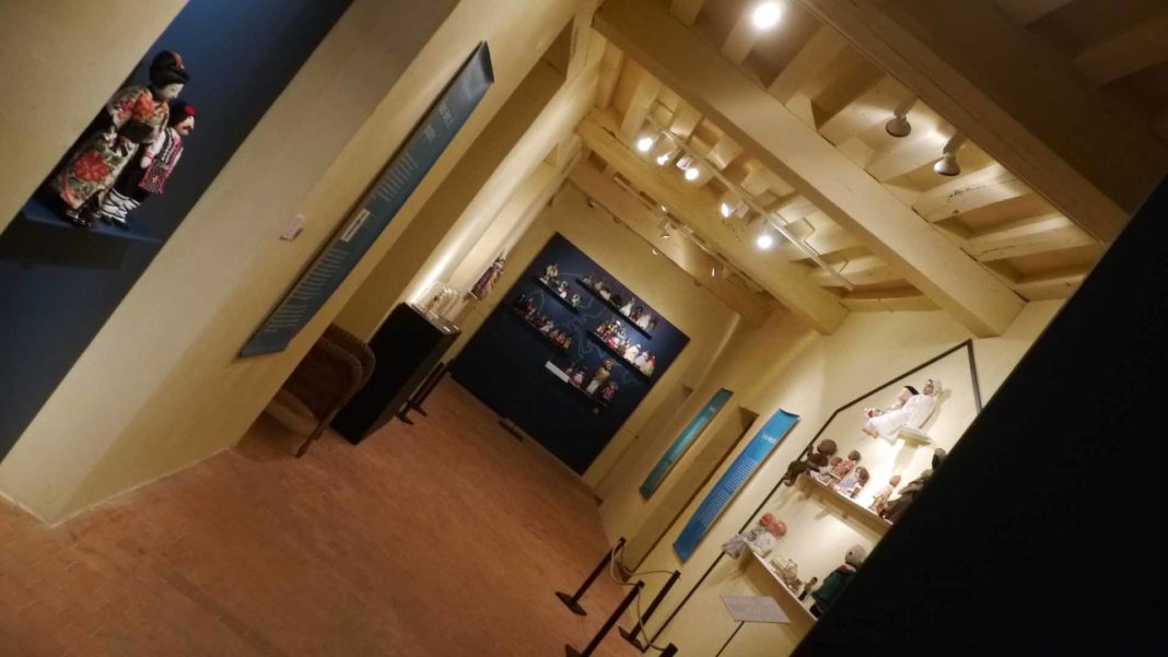 expo poupées vitré