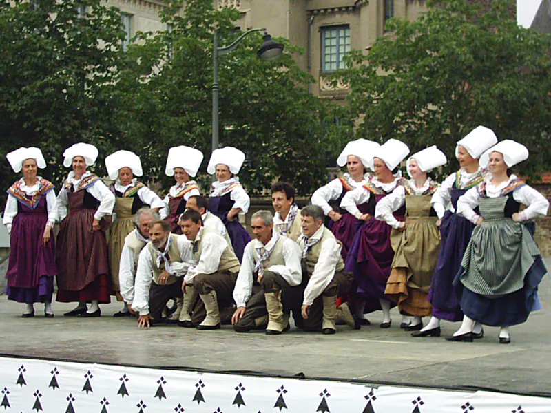 tissage a bras aux fils de larz vetements folkloriques