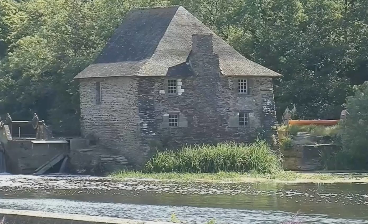 ville de la mayenne en 5 lettres