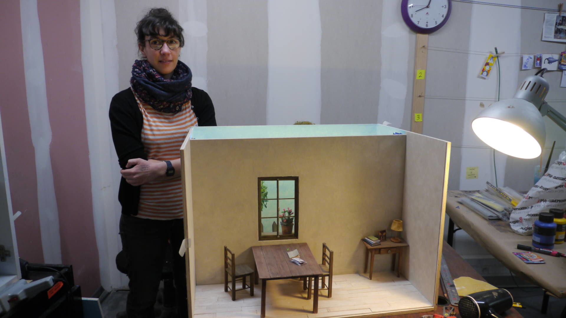 camille scudier en sortant de l'école regarder l'enfance