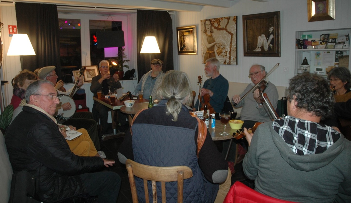 ça bouge à guillac  le café de la forge 