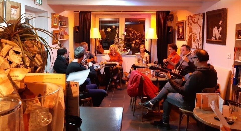 ça bouge à guillac  le café de la forge 