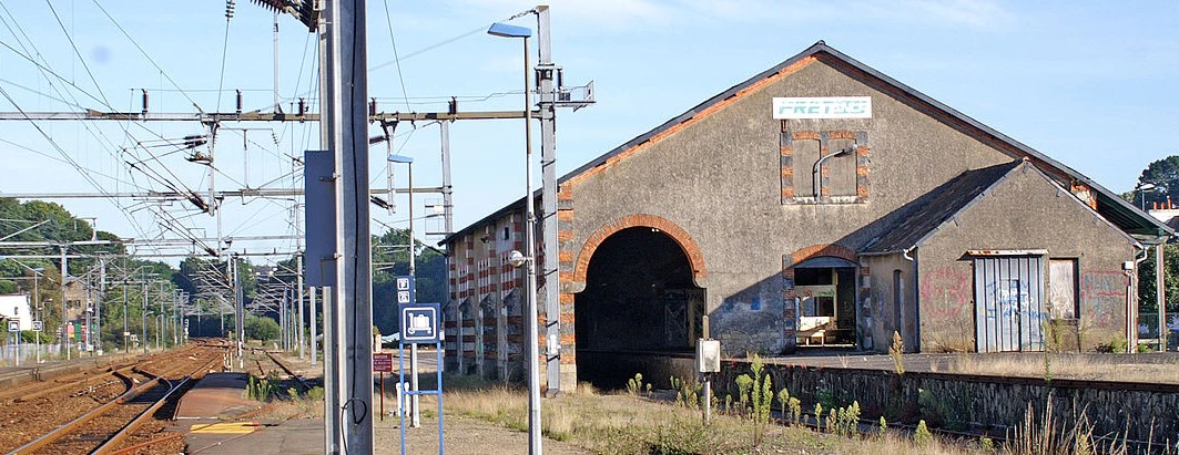 La Loco  gare Quimperlé halle de fret 
