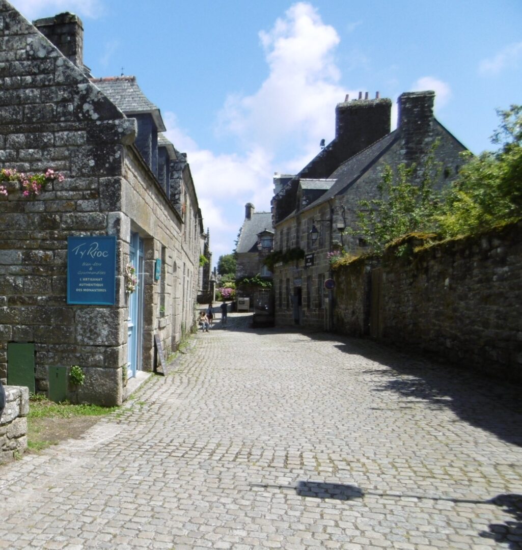 Locronan, son patrimoine et sa fête médiévale