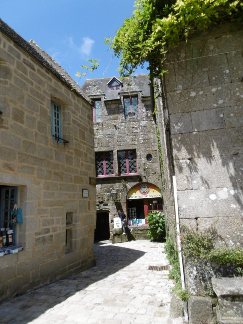 Locronan, son patrimoine et sa fête médiévale