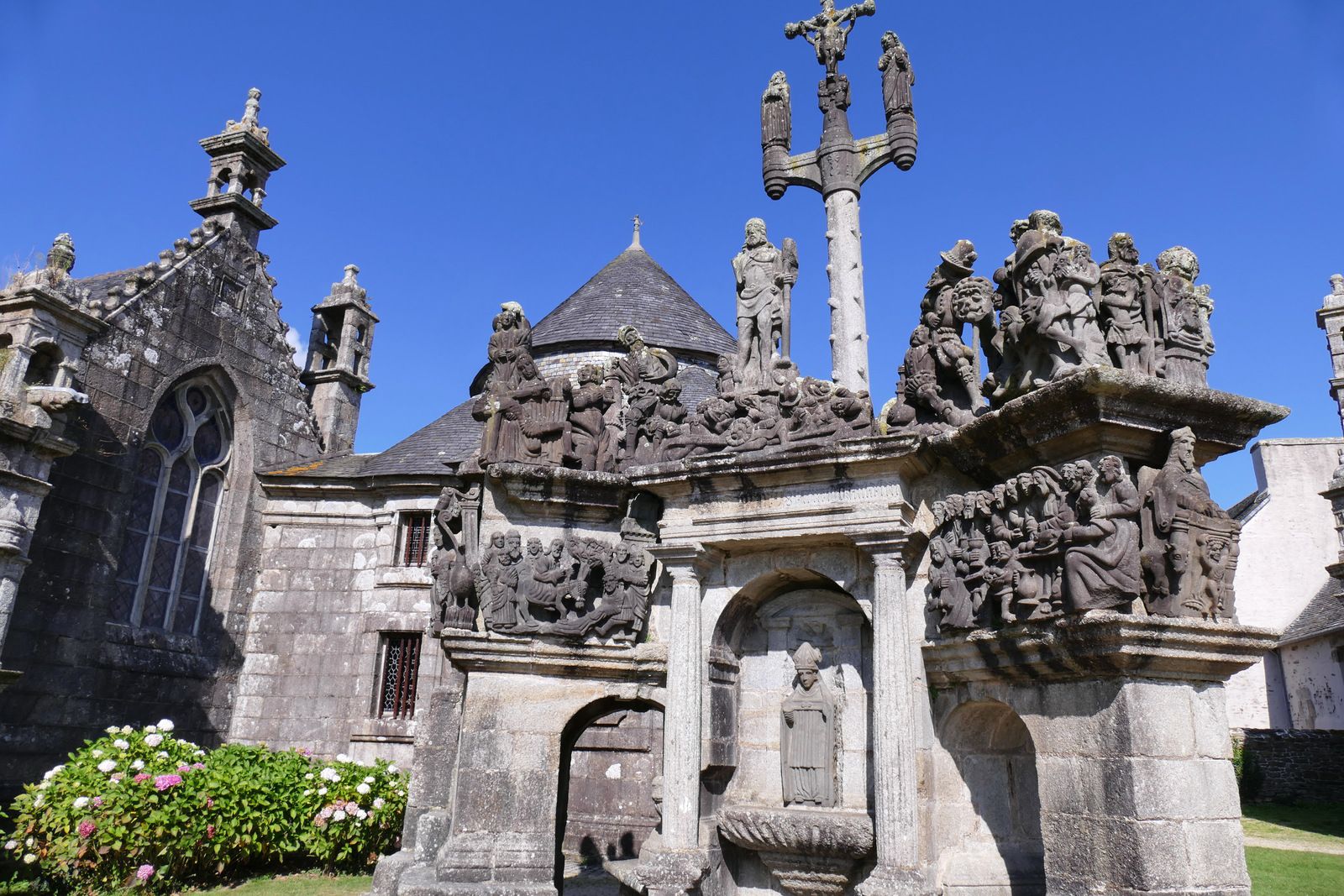 les calvaires monumentaux de bretagne