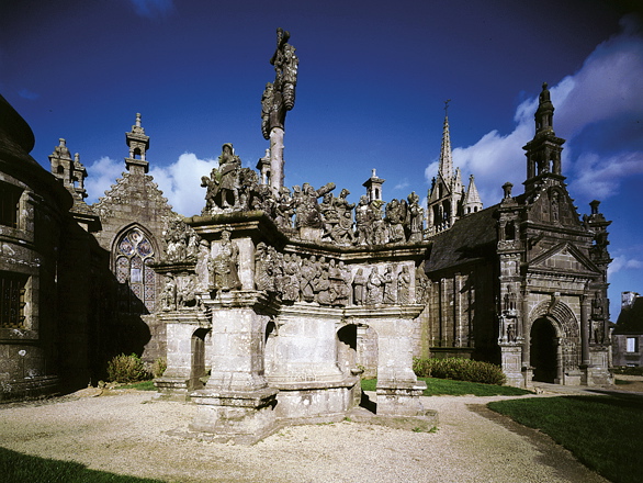 les calvaires monumentaux de bretagne