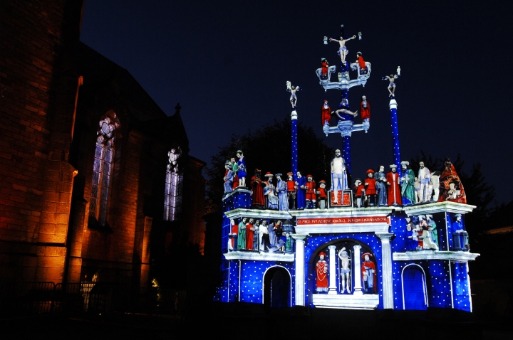 les calvaires monumentaux de Bretagne.