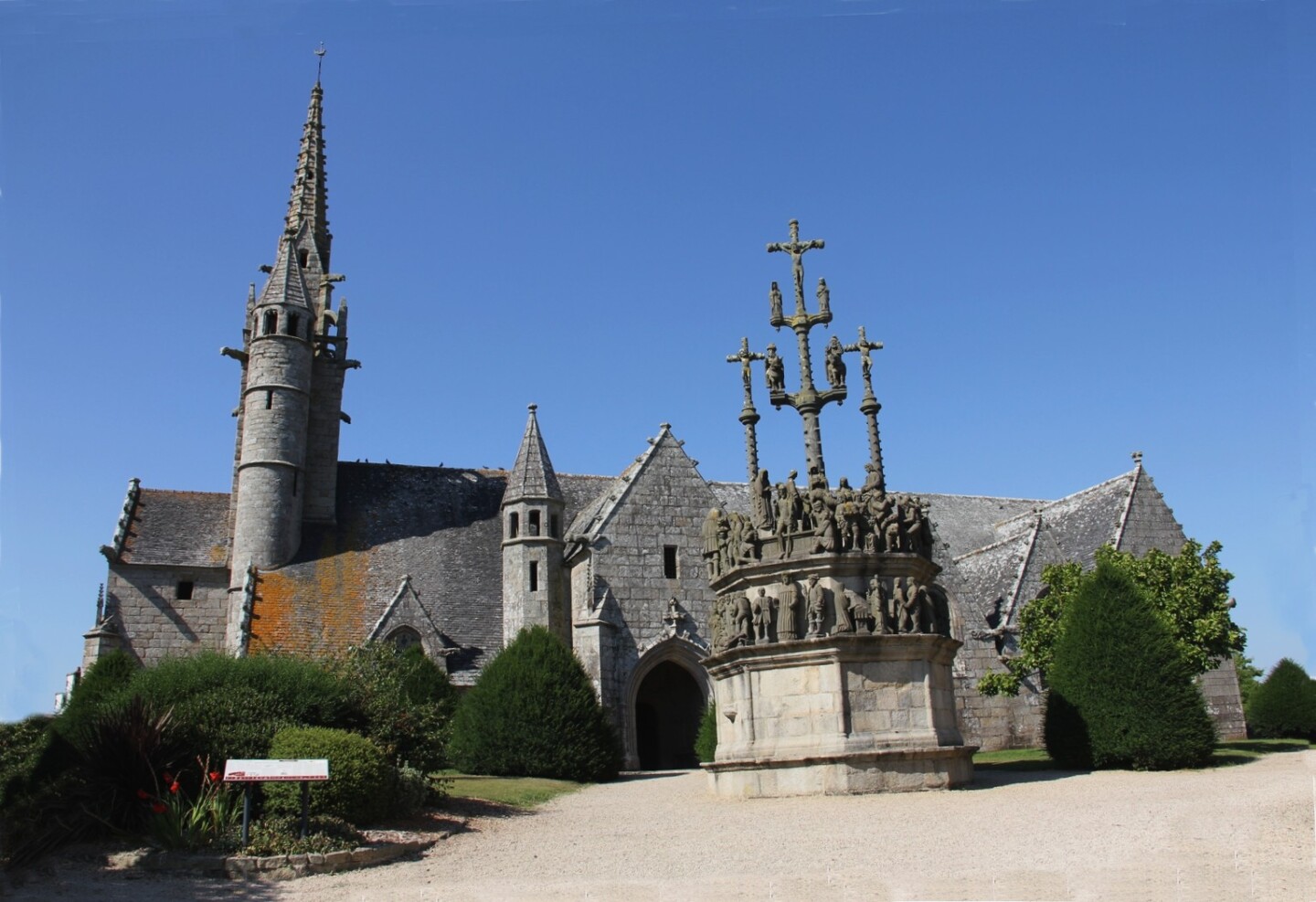 les calvaires monumentaux de Bretagne