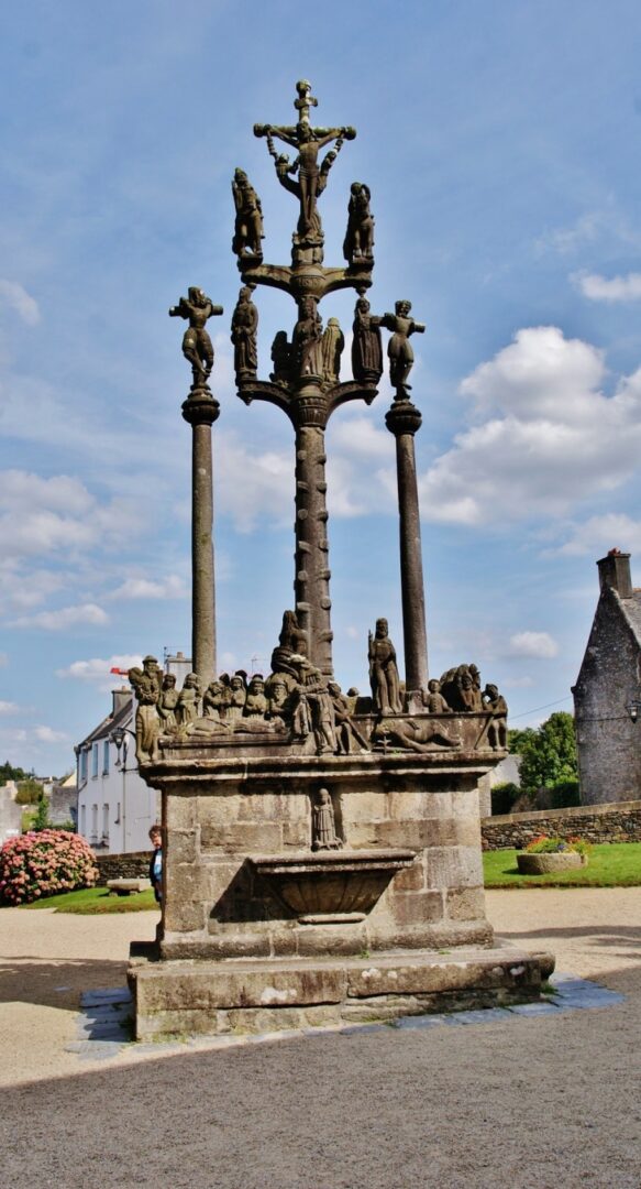 Les calvaires monumentaux de Bretagne.