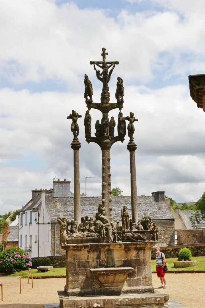 Les calvaires monumentaux de Bretagne.