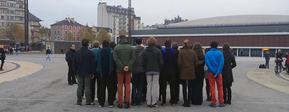 The viewers de Carole Douillard réfléchit le flux anonyme des identités urbaines