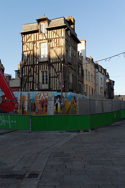 Faut-il détruire l’immeuble de la place Saint-Michel ? La mairie irait un peu vite en besogne…