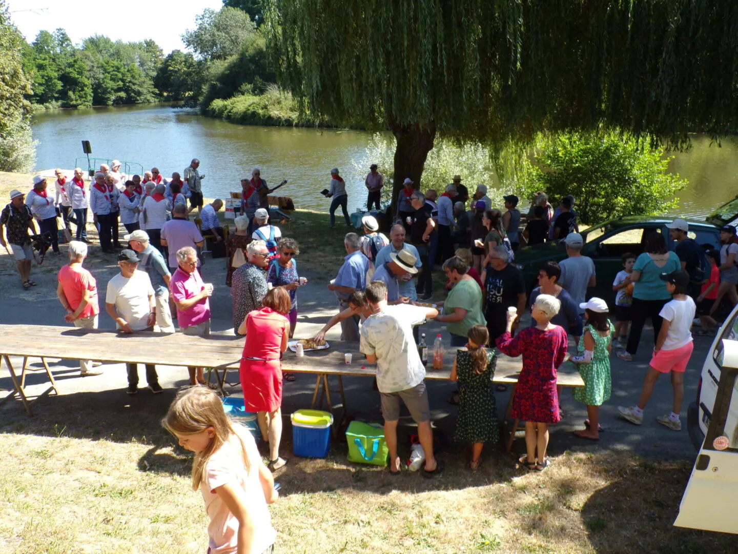 A dimanche sur le canal est un événement annuel soutenu par la Région Bretagne, le Département de Loire-Atlantique et par la radio France Bleu. Cette journée a pour objectif de développer l’animation autour des canaux et voies navigables, à laquelle les communes adhèrent, afin de conserver l’esprit canal. Pour les communes participantes, son organisation est une belle opportunité de mobiliser un grand nombre d'acteurs du territoire afin de faire découvrir ou redécouvrir les canaux bretons à terre ou sur l'eau : ce que pense aussi Mélissa Besnard, chargée de mission tourisme et communication.
L’organisation et le déroulement de ce dimanche est, année après année, quasiment identique pour les nombreuses communes participantes bordées par des canaux bretons, à savoir : le  rendez-vous est fixé entre les populations intergénérationnelles et les municipalités aux environs de midi. Les élus, ou à défaut des associations, offrent pour la grande majorité d’entre elles, l'apéritif aux personnes présentes composées d’habitants et de touristes. Pour faire perdurer les retrouvailles et les liens, ces derniers sont invités à apporter leur pique-nique. Après les échanges conviviaux de l'apéritif, les participants partagent leur déjeuner à leur convenance : certains le prennent sur l’herbe, d’autres s’installent sur des chaises ou des bancs autour d’une table, mais tous profitent d’un patrimoine naturel exceptionnel, un cadre idyllique au bord de l’eau, à l’ombre des saules pleureurs, des grands arbres, parfois sous un pont. Et quand la météo est de la partie, ce bonheur simple est encore plus appréciable: ce fut le cas, lors de l’édition 2022 de A dimanche sur le canal.
De nombreuses animations sont proposées dans l’après-midi, une occasion également parfaite pour le partage entre petits et grands, de tous âges. 
Suivant les communes participantes, certaines proposent des balades et des initiations aux sports nautiques : pédalos, canoë, etc ; des animations musicales, des démonstrations de passage d’écluse, etc. Certains participants préfèrent une randonnée pédestre ou à vélo sur les sentiers de halage, ou encore une balade en calèche. D’autres encore s’adonnent à des activités plus ludiques, tels le jeu de palets ou celui de boules ou encore les jeux de bois bretons. Et puis, il y a la liberté d’occuper son après-midi comme on l’entend : pourquoi pas profiter d’une sieste en plein air, d’une bonne lecture ou encore d’une activité manuelle comme le tricot ou le crochet bien installée sur une chaise longue…


Ce dimanche de fête organisé autour des voies d'eaux a lieu chaque été sur plus ou moins une vingtaine de sites riverains des canaux : canal d'Ille-et-Rance, canal de Nantes à Brest. Parmi les communes les plus fidèles de l'événement, notons : Gouarec, *Evran et *Saint-Judoce pour les Côtes d’Armor ; Guipry-Messac, Bruz, Chavagne et Hédé Bazouges pour l’Ille-et-Vilaine ; Josselin, Val d’Oust, Guillac, Guégon et Saint-Martin-sur-Oust pour le Morbihan ; Pont-Coblant, Châteaulin, Châteauneuf-du-Faou pour le Finistère...




Infos pratiques

*Pour les communes d’Évran (22) et Saint-Judoce (22), A dimanche sur le canal est avancée au dimanche 30 juillet 2023.

Renseignements :  www.canauxdebretagne.org 

et auprès de la mairie ou sur le site de sa commune



A dimanche sur le canal
