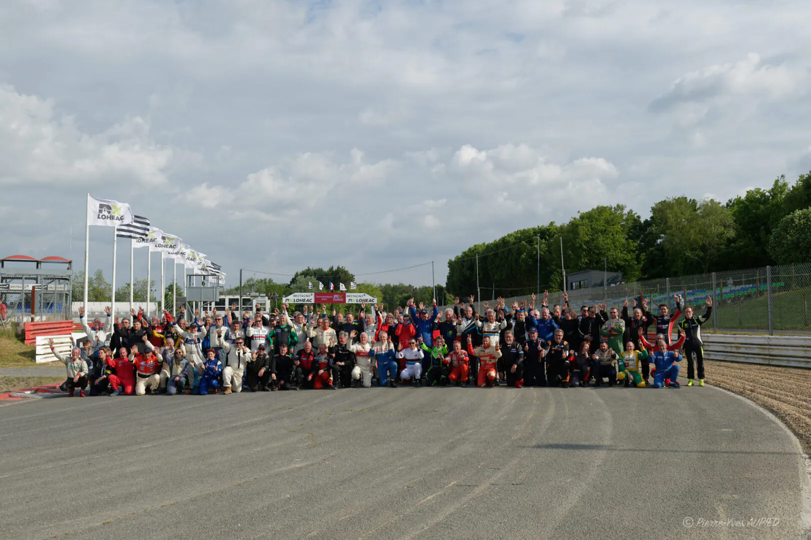 Photo de groupe avec l'ensemble des pilotes du Lohéac Legend Festival 2023