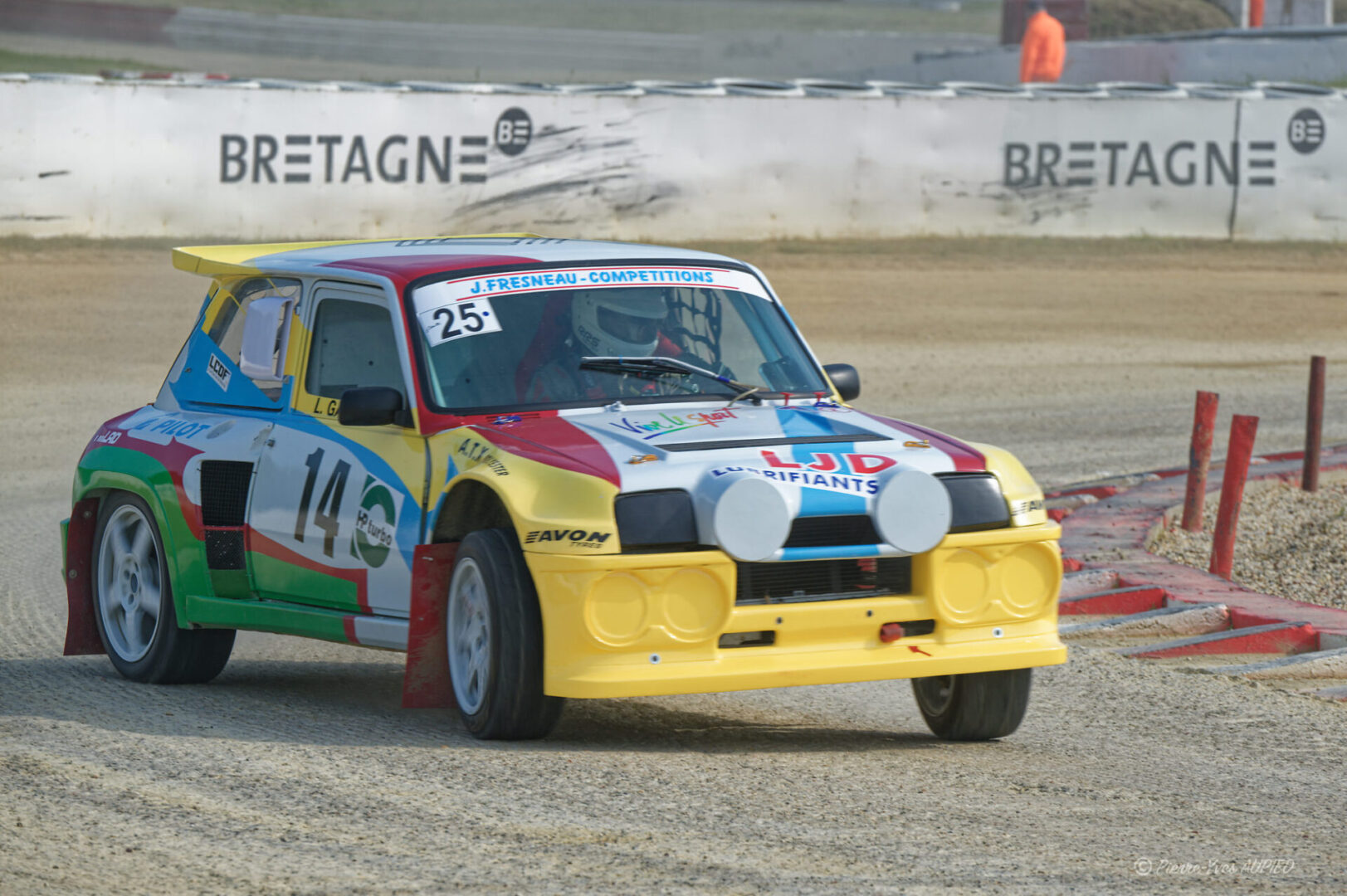 Le pilote Lambert Galland (F) sur Renaut 5 Turbo V6 n°25 en catégorie 2 roues motrices année 1990