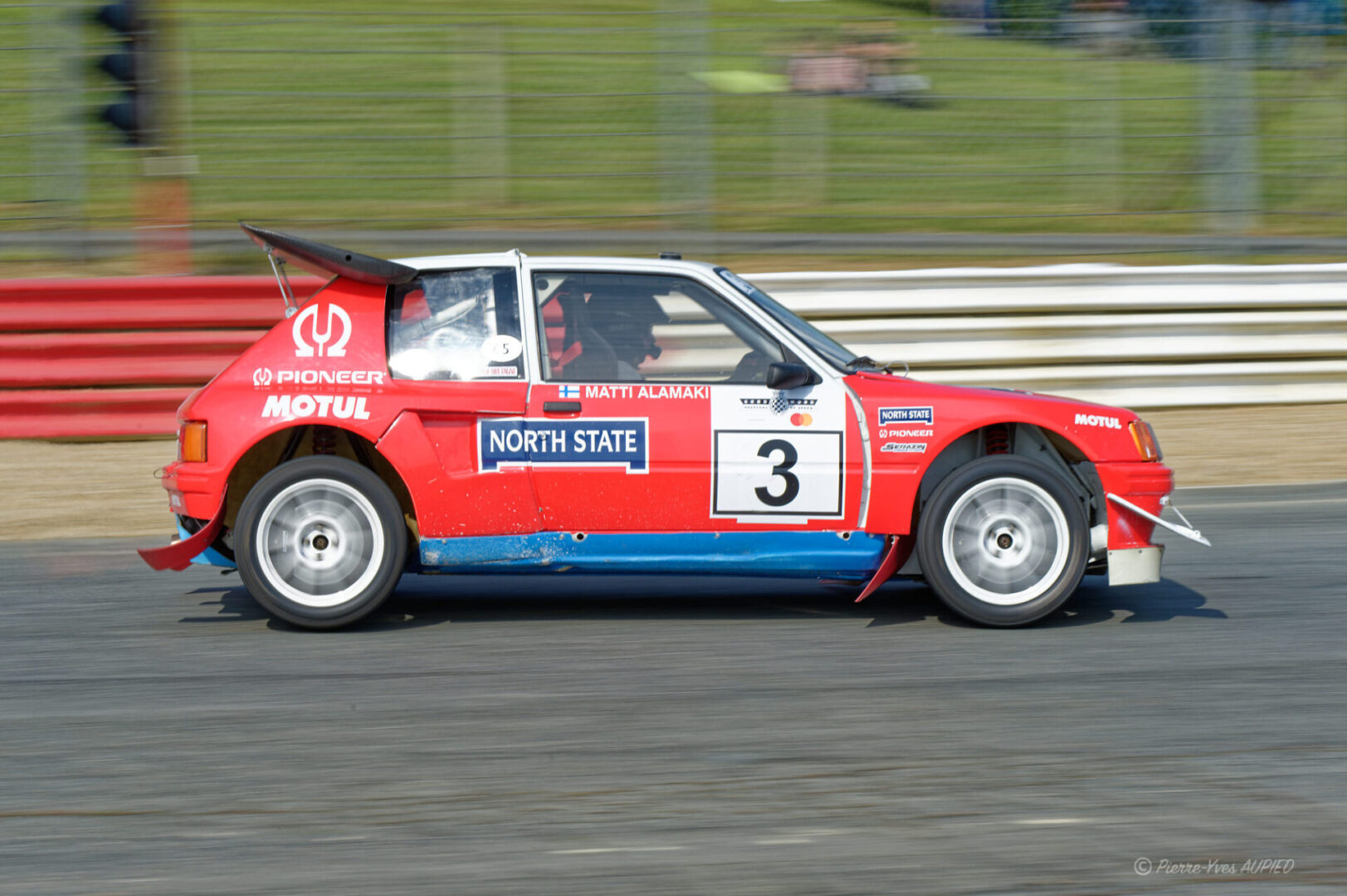 Le pilote Philippe Tollemer (F) sur Peugeot 205 T16 Evo.2 n°3 en catégorie 4 roues motrices année 1990