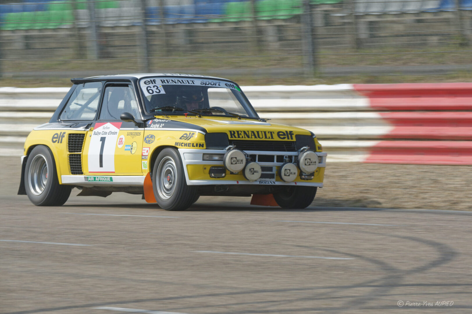 Le pilote Patrick Fiault (F) sur Renault 5 Turbo - 2 roues motrices n° 63 - année 1990