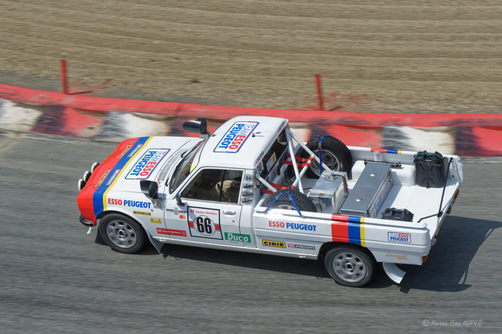 Le pilote Allan Weston (GB) sur Peugeot 504 Pick Up - Rallye-Raid n° 90