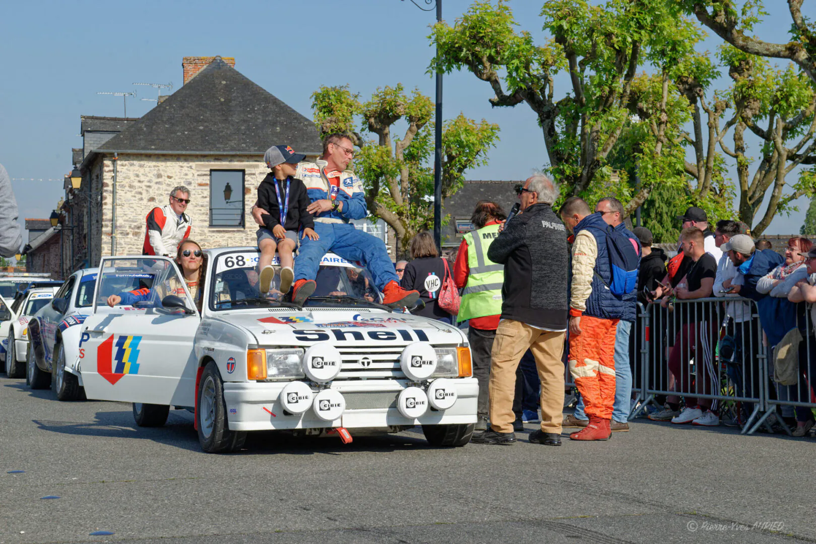 Le pilote Jean-Noël Boucher (F) sur Talbot Samba Rallye - 2 roues motrices - année 1990 lors de la parade dans le centre de Lohéac