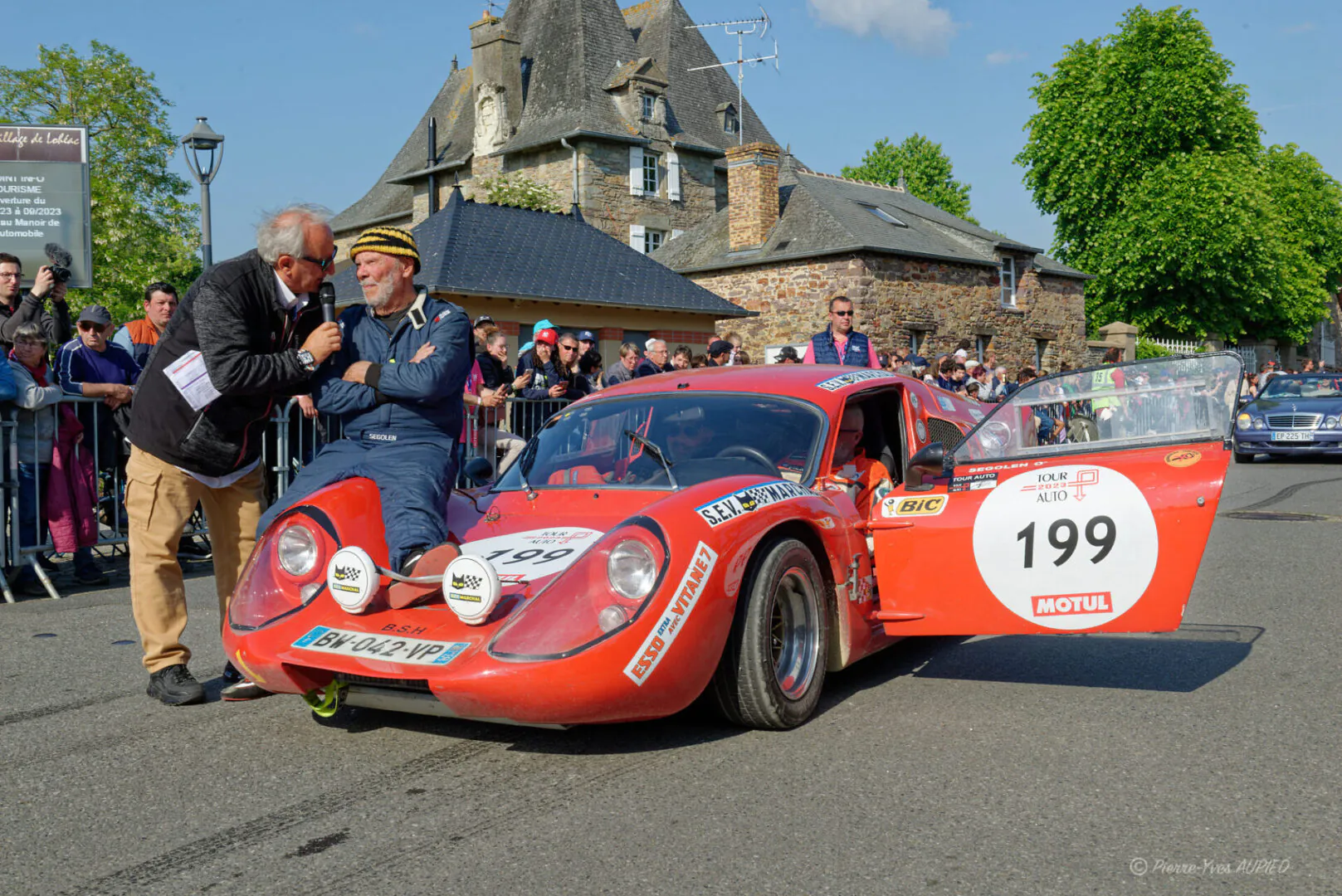 Le pilote breton André Segolen lors de la parade dans le bourg de Lohéac