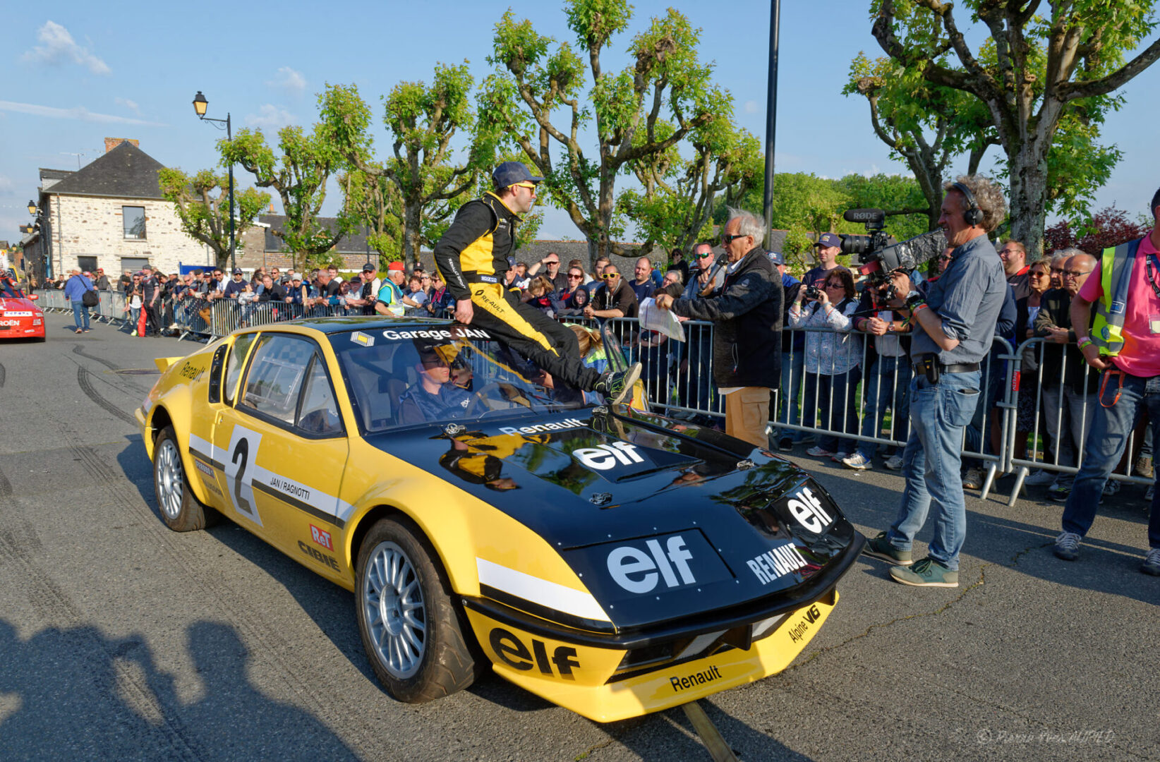 Le pilote Anthony Jan (F) sur Alpine A310 V6 année 1990 lors de la parade dans le centre de Lohéac
