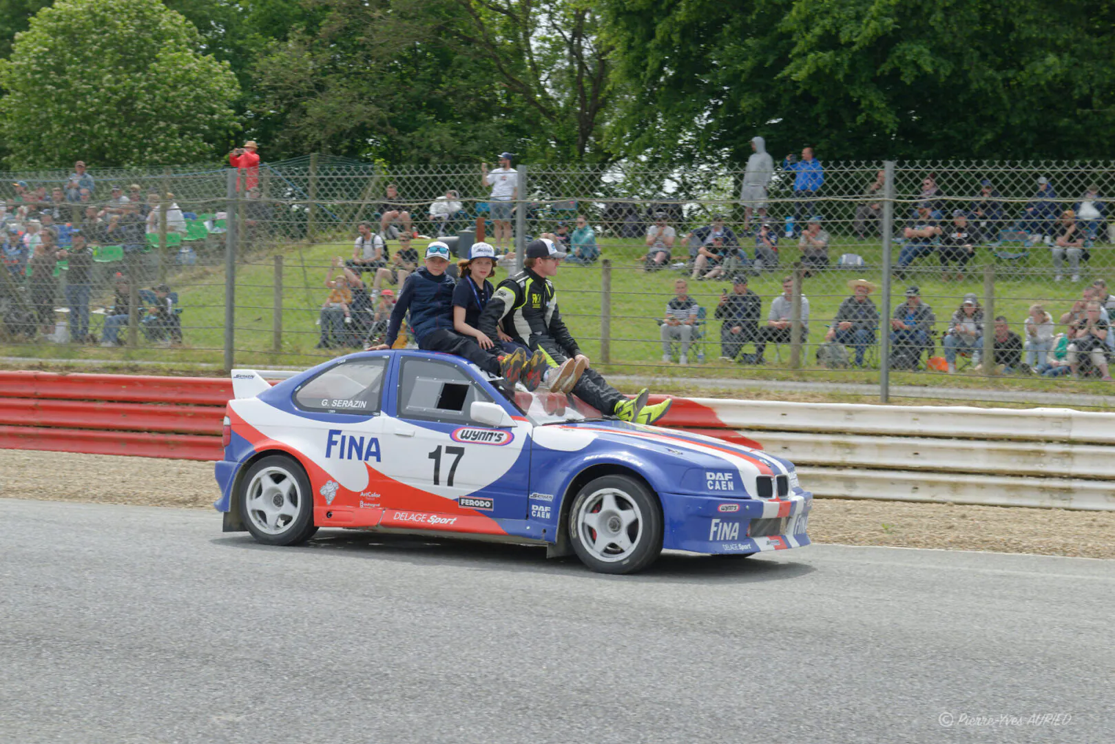 Le pilote morbihannais Gaëtan Sérazin (F) sur BMW 318 Ti T3F n°20 lors de la parade du dimanche