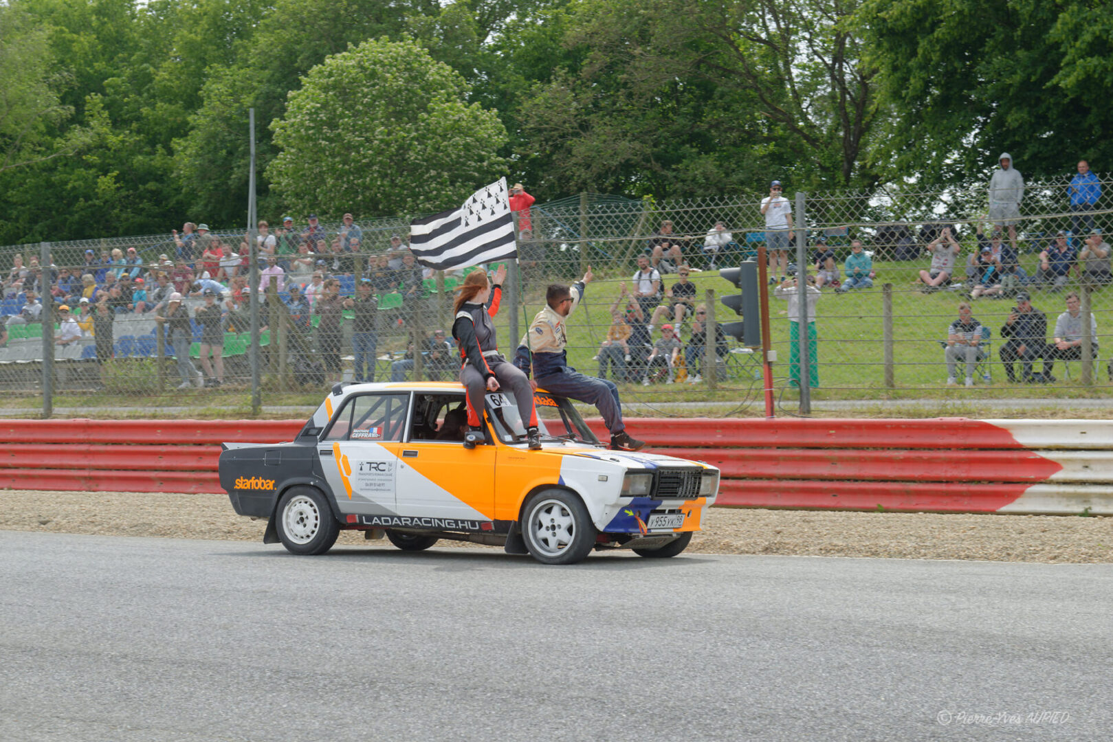 Le pilote Mathieu Geffray (F) sur Lada 2105 - 2 roues motrices n° 64 - année 1990