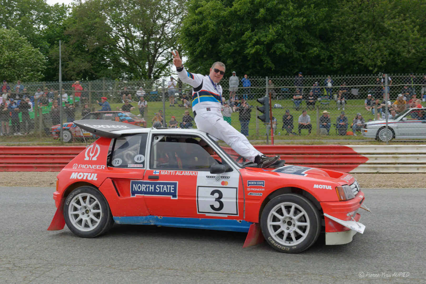 Le pilote Philippe Tollemer (F) sur Peugeot 205 T16 Evo.2 n°3 en catégorie 4 roues motrices année 1990 pendant la parade du dimanche