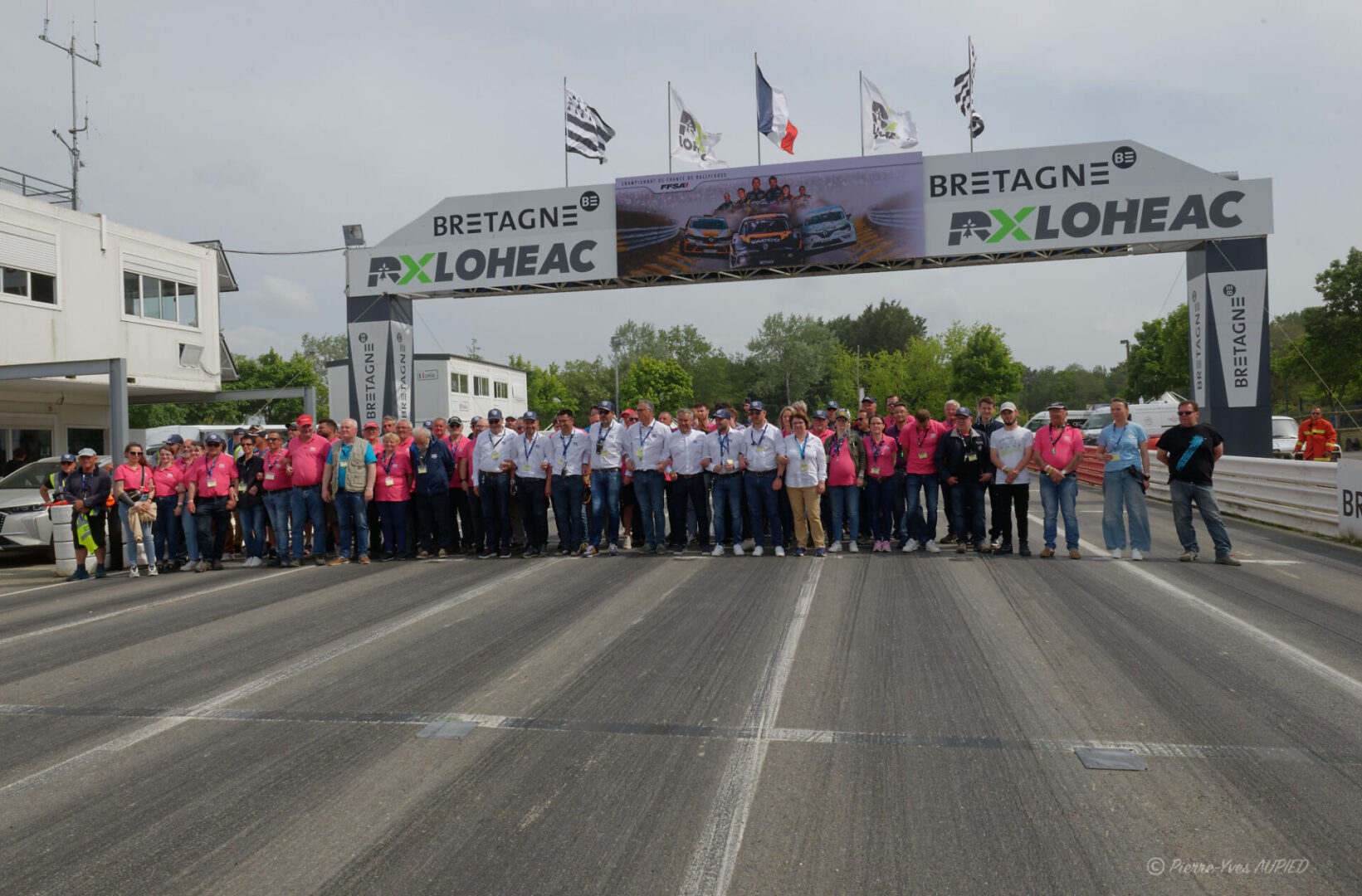 Rassemblement sur la ligne de départ du circuit de Lohéac des bénévoles et organisateurs en fin de journée 