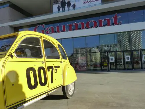 Un rallye automobile sur l’esplanade du Général de Gaulle