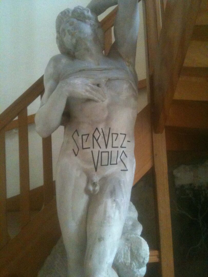 bariolage et plaisirs grecs, la mode se joue dans le cloître des Beaux-Arts