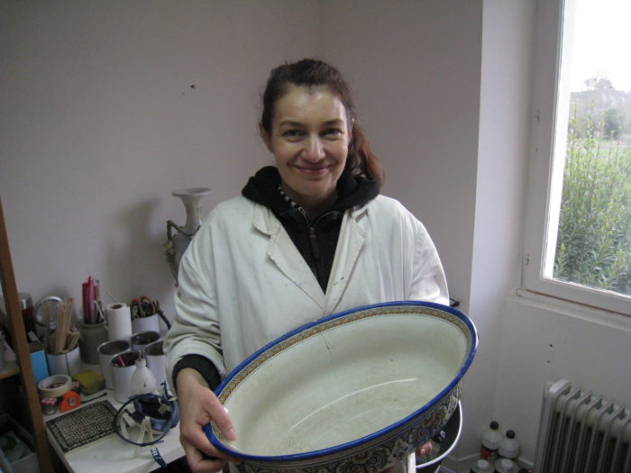 CAROLINE CALLOC’H, RESTAURATRICE DE CÉRAMIQUES À RENNES