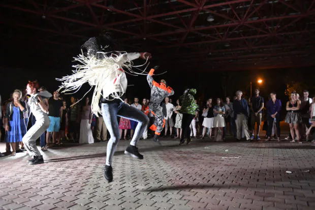 Danse de nuit de Boris Charmatz, tenir la place