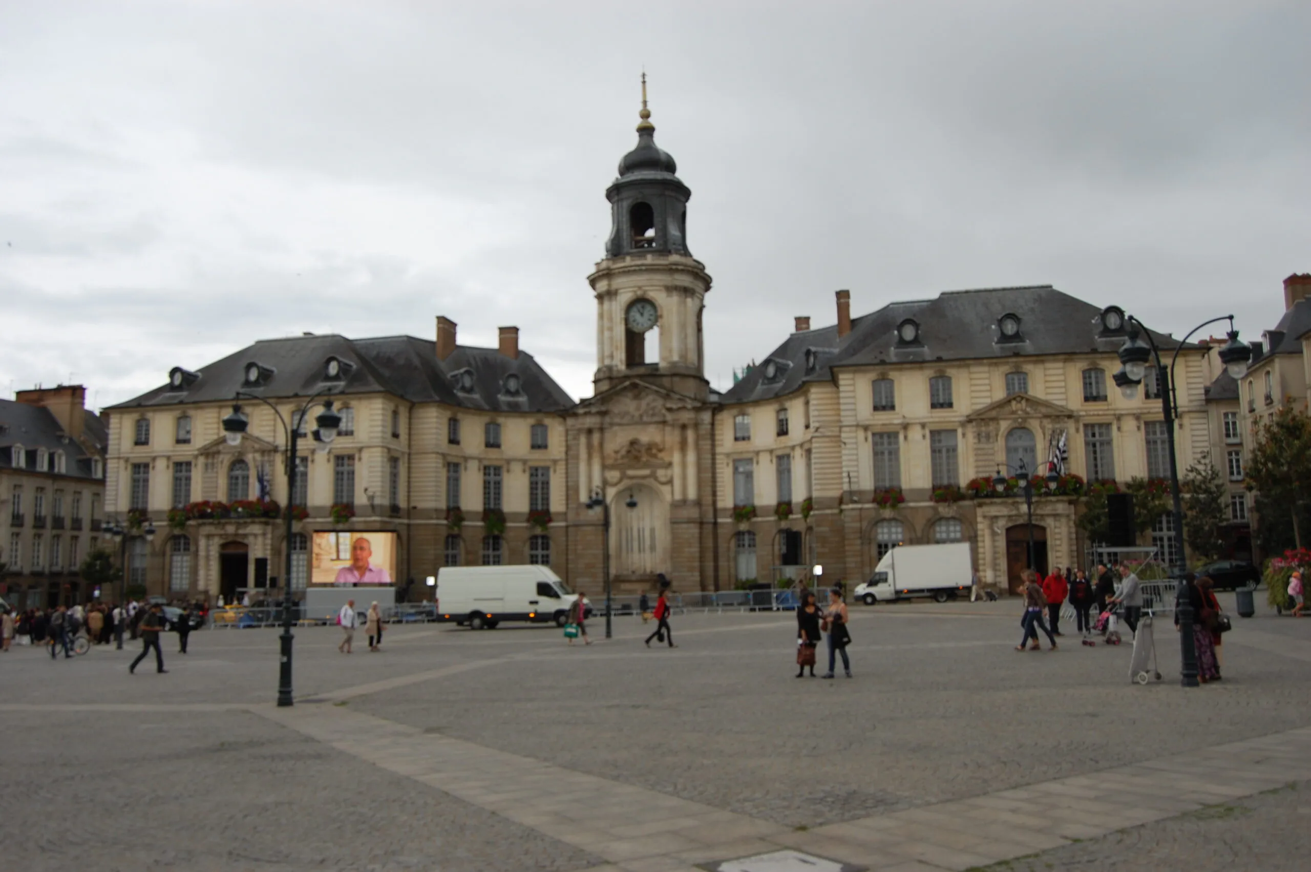 Maire et préfet évacués de l’Hôtel de ville