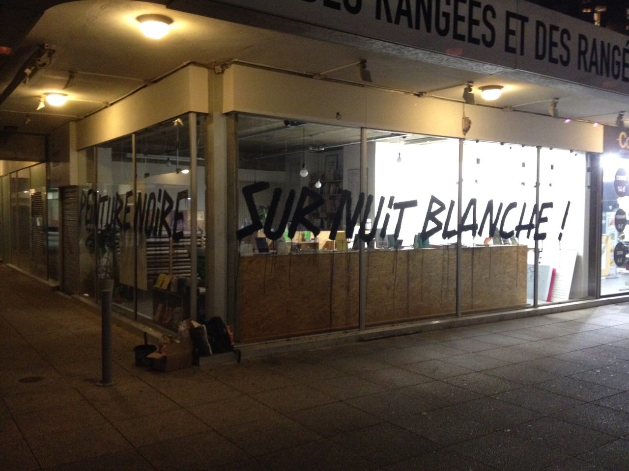 Le graffeur WAR peint la vitrine de Lendroit Éditions (durant une nuit blanche)