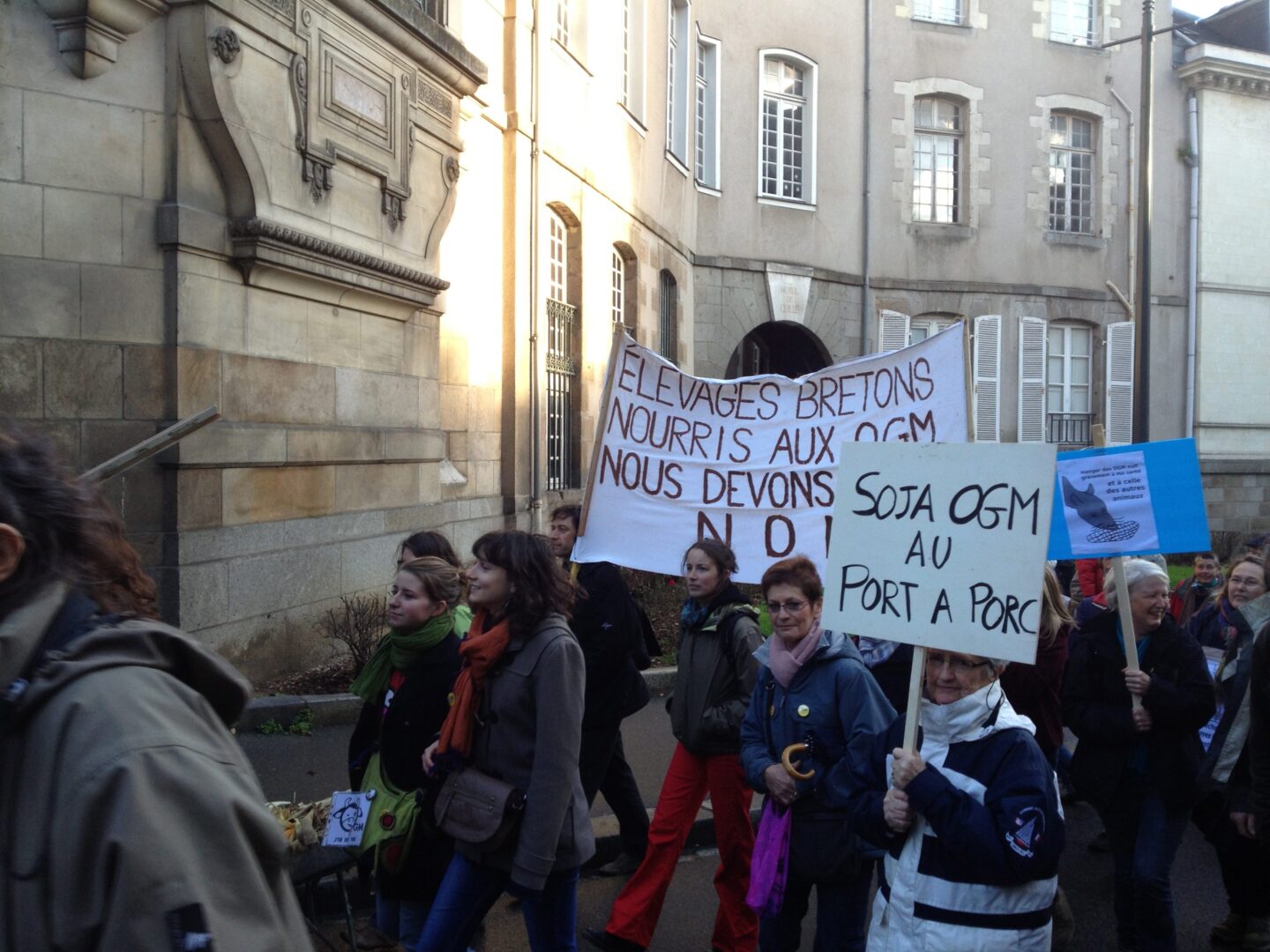 Manifestation à brouettes > Plusieurs centaines d&rsquo;opposants à Monsanto à Rennes