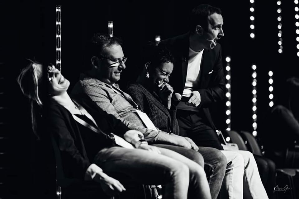 La Gacilly. Kent l’hypnotiseur en spectacle sur la scène de la salle Artémisia