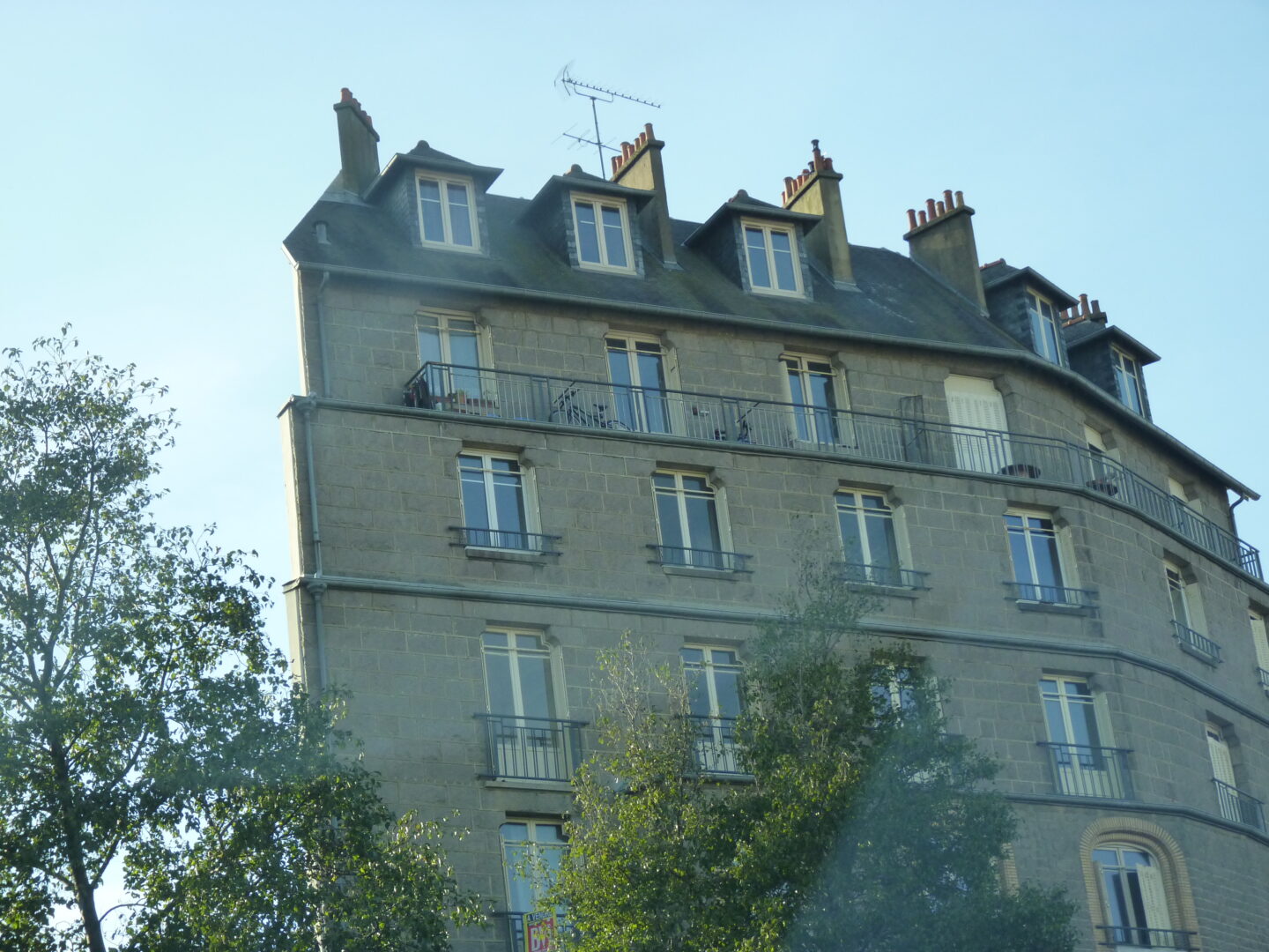 Boulevard de la Liberté > Quel est cet étrange immeuble ?