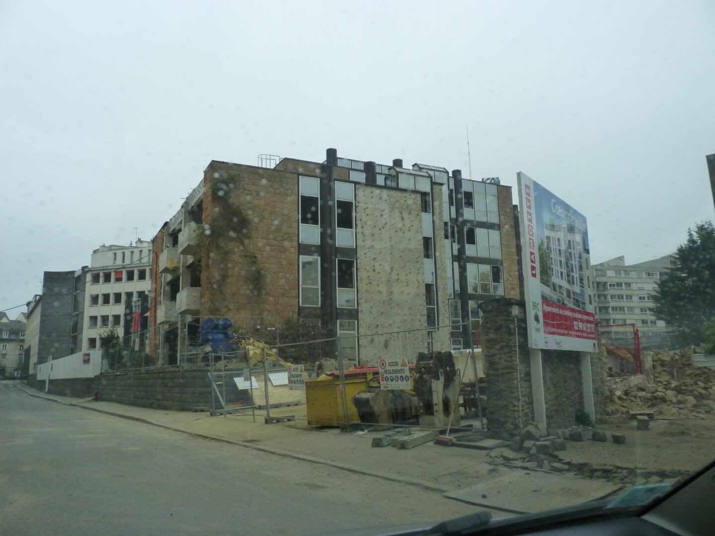 Rue Chicogné, Démolition en cours, poussière à tous les étages
